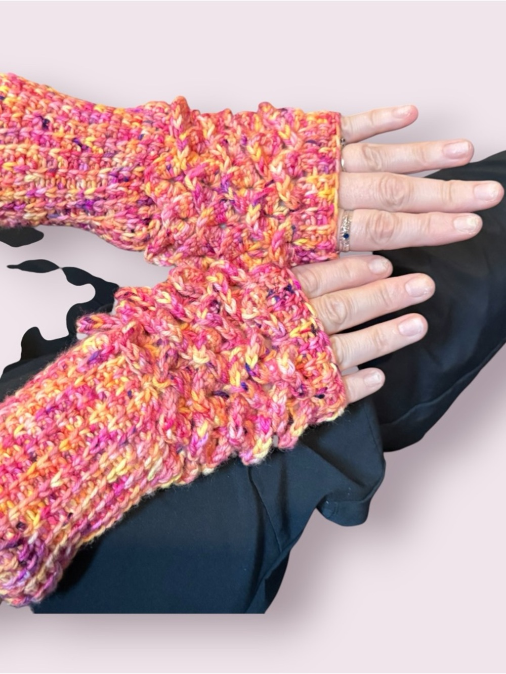 Dragon Scale Crochet Fingerless Gloves - Magic (color)

100% Merino Wool